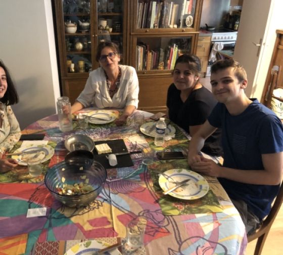 Summer Abroad_Paris_Students eating with their homestay