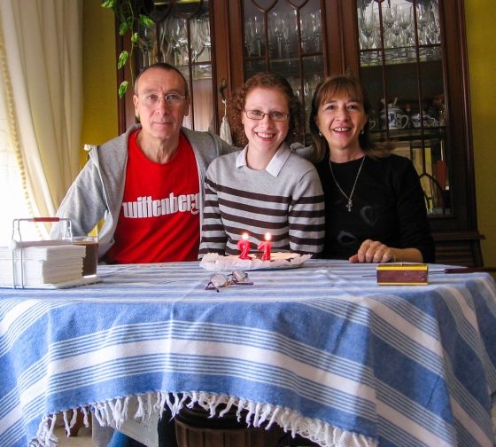 alicante student with her hosts at homestay