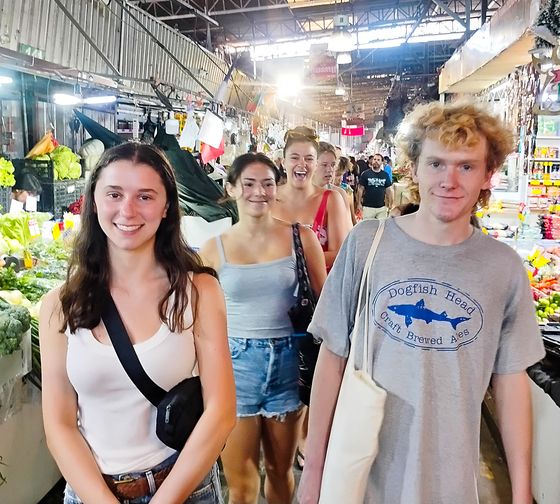 santiago-ch-meals-students-at-market