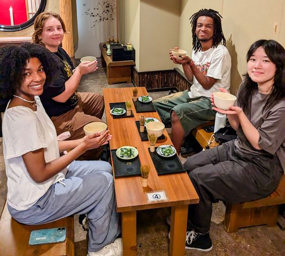 kyoto-four-students-matcha-making-experience
