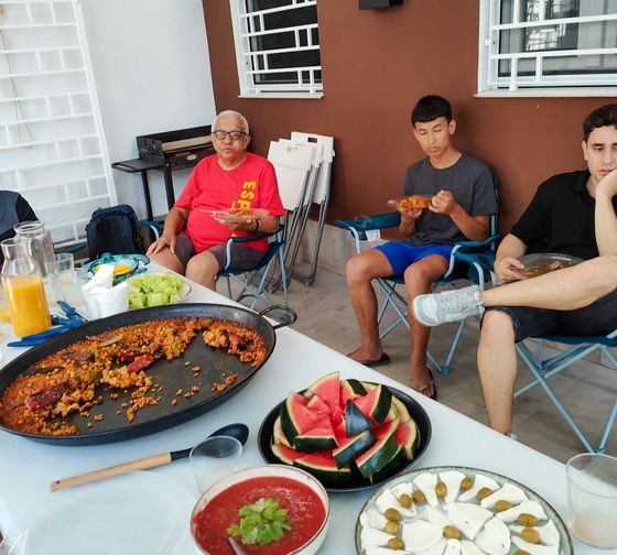 alicante-students-having-meal-with-host-family