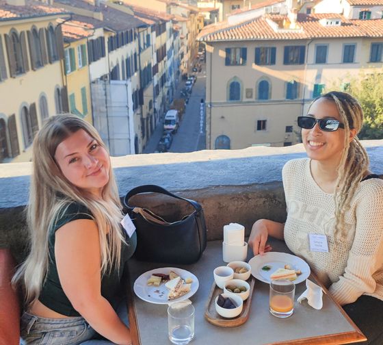florence-meals-two-female-students-eating-lunch-rooftop-terrace