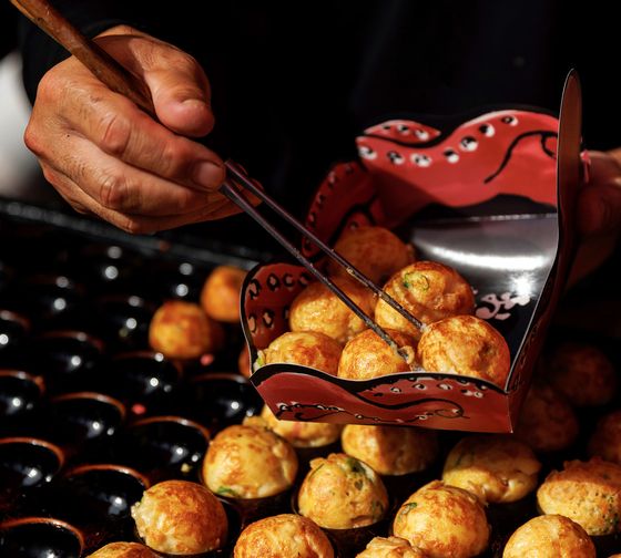 osaka-meals-takoyaki-octopus-ball-box