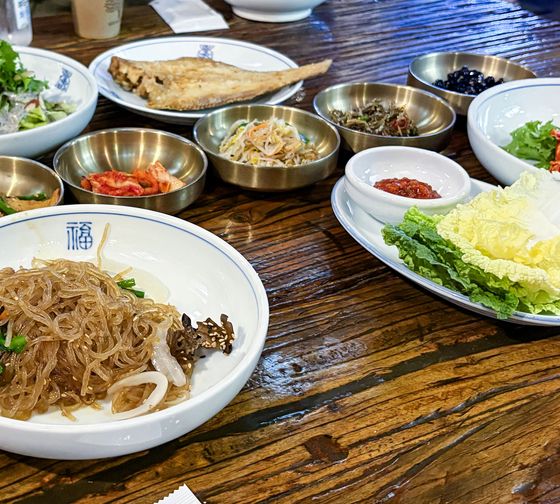 seoul-meals-noodles-banchan