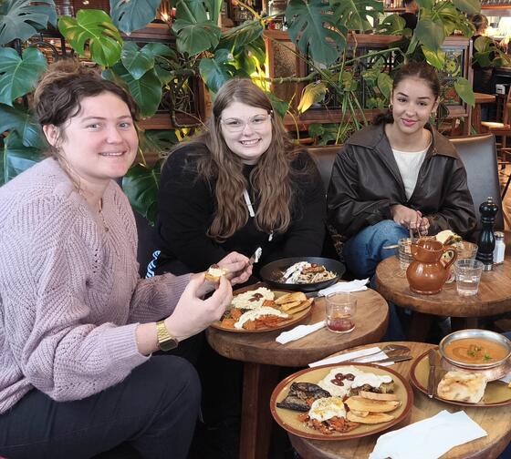 auckland-meals-three-female-students-sharing-cafe-breakfast