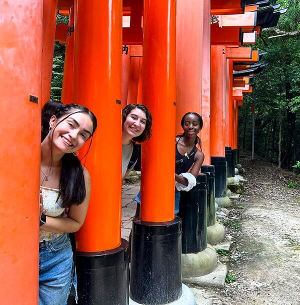 kyoto-three-girls-posing-tori-gates