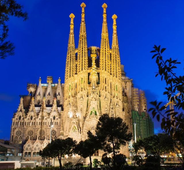 nighttime la sagrada familia lit up