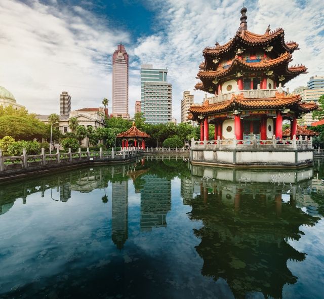 taipei taiwan temple lake