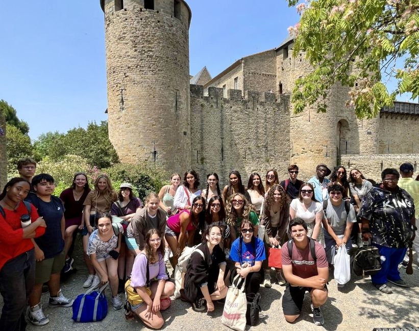 The whole group by the Château