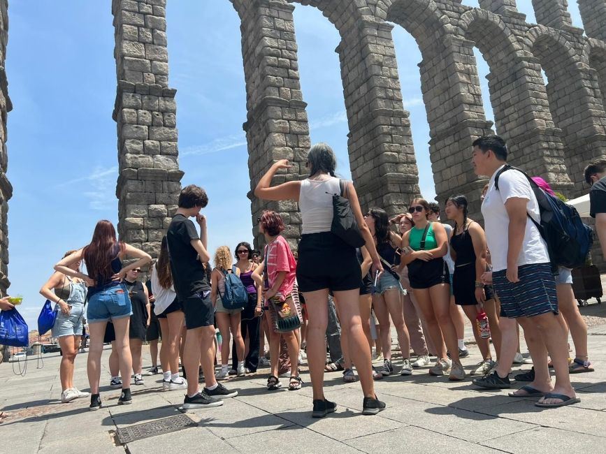 Explaining the history of the aqueduct