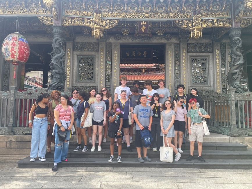 students stands in the front gate of Longshan Temple 