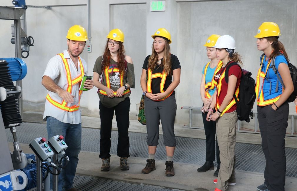 hard hat construction volunteers