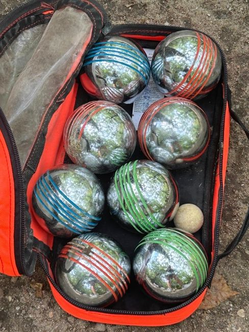 playing petanque 5