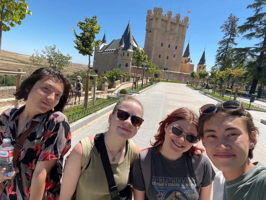 Four students with the Segovia castle in the background