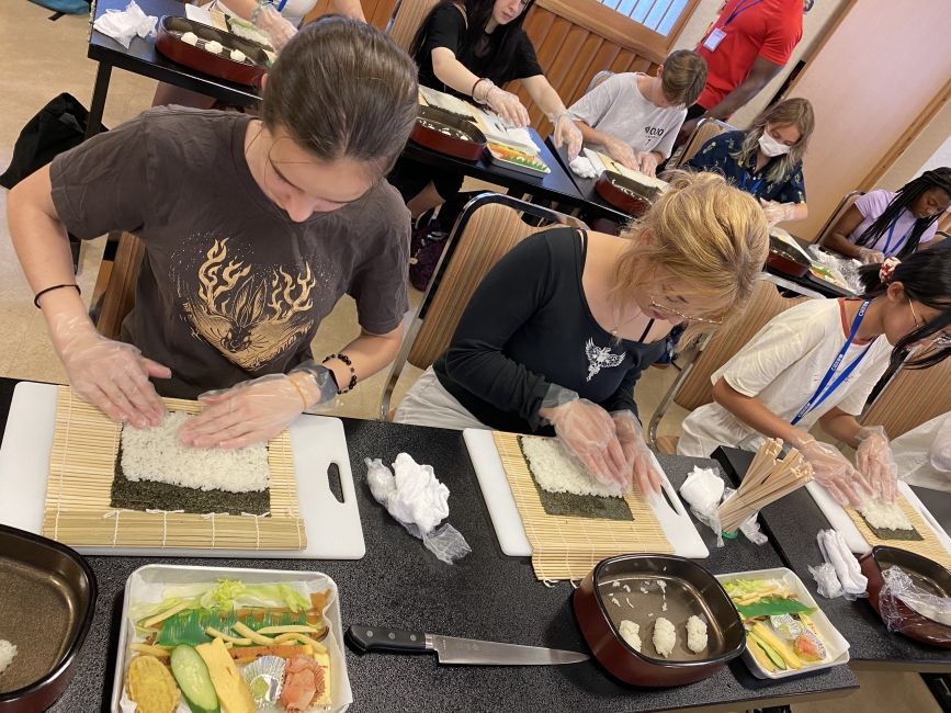 Students making maki-zushi