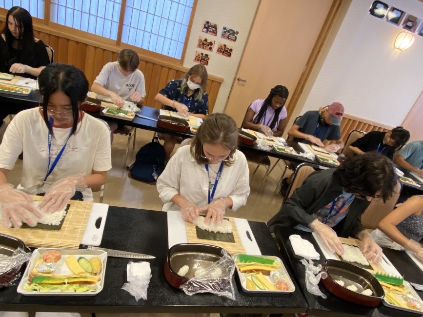 Students making maki-zushi