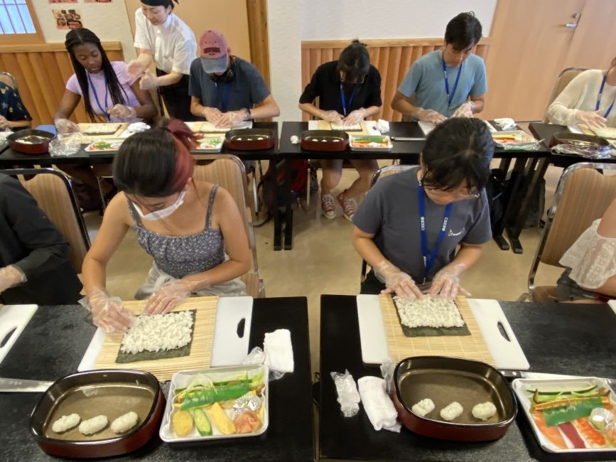 Students making maki-zushi