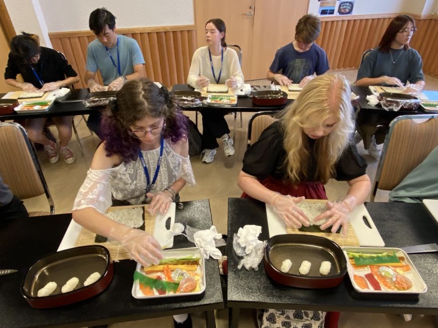 Students making maki-zushi