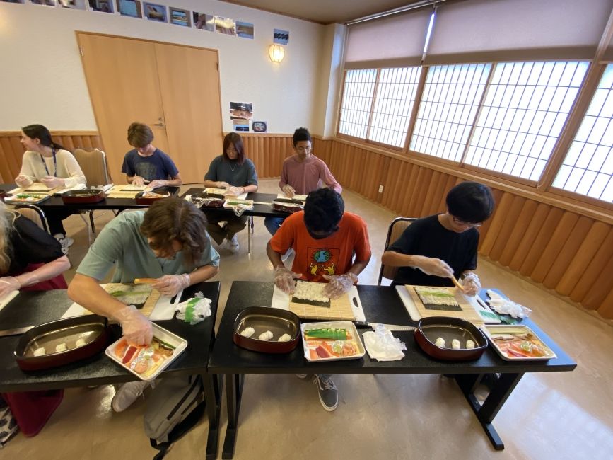 Students making maki-zushi