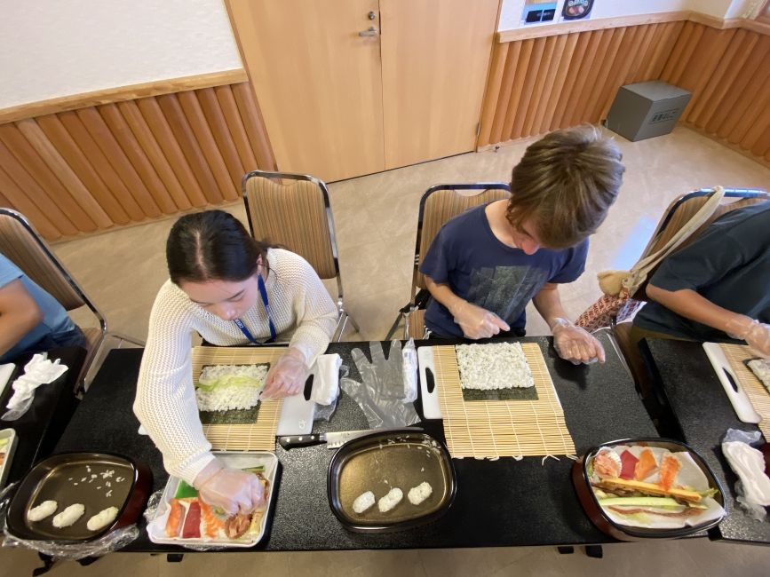 Students making maki-zushi