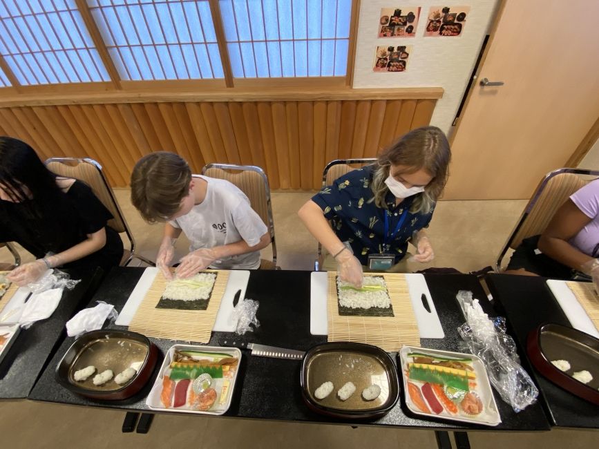 Students making maki-zushi