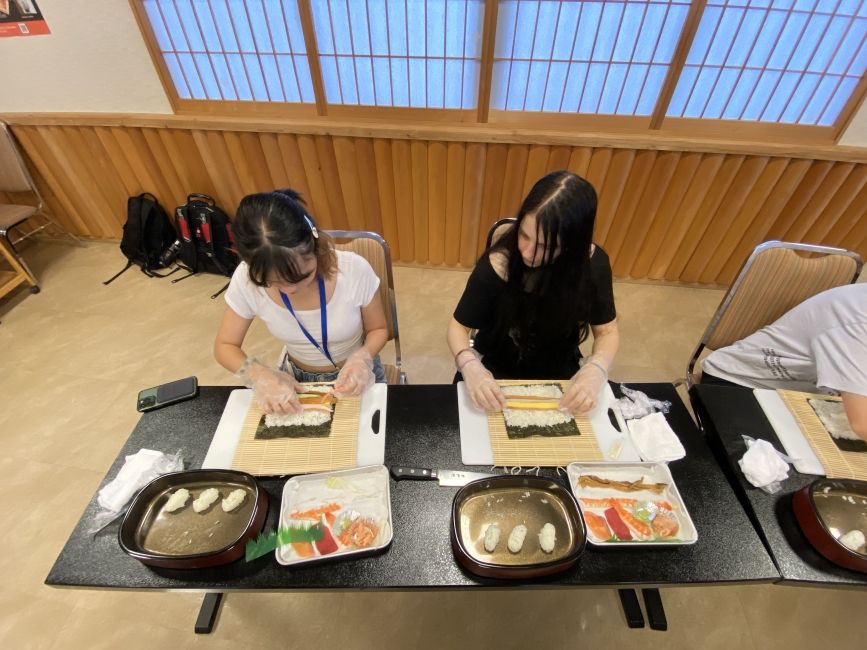 Students making maki-zushi