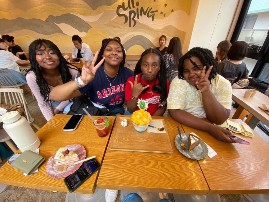 Ugochi, Taniya, Tiffanie, and Ariana eating bingsoo in Shin-Okubo