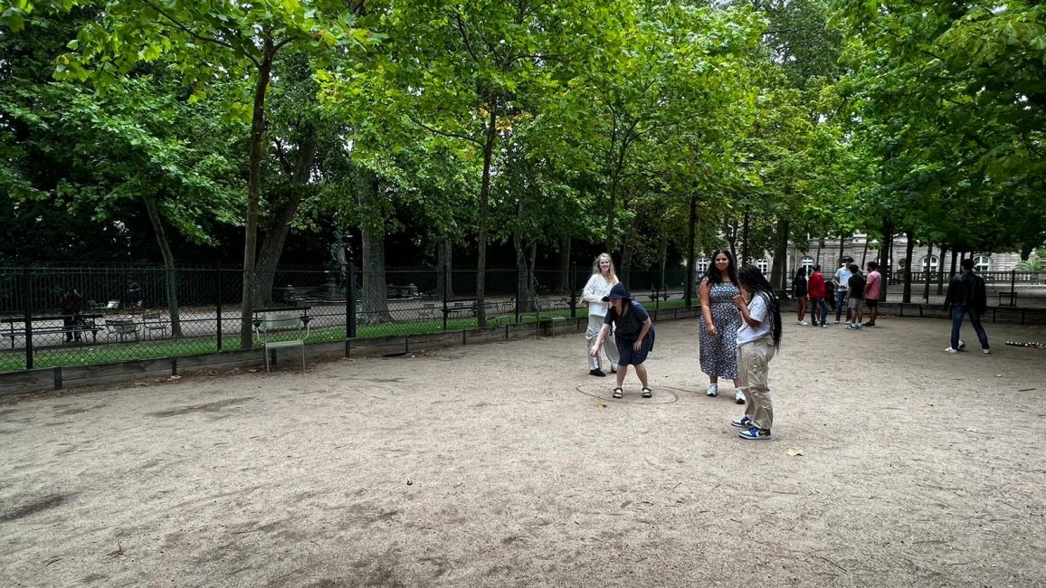playing petanque 1