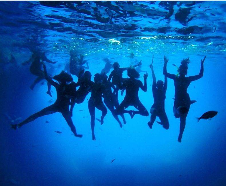 23474_Study Abroad_Palma De Mallorca_Group of participants underwater. Dark blue_ silhouettes_ and fish in background._0.jpg