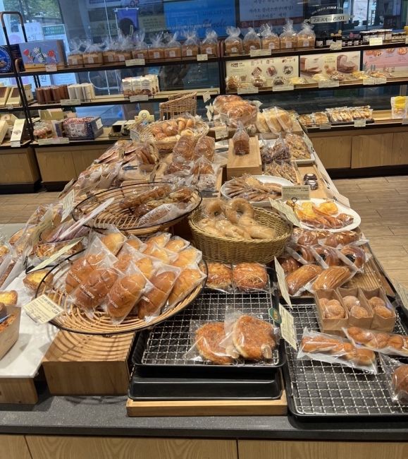 This is a very common sight to see insight of Korean cafes which are stuffed with delicious baked goods and it's popular to drink Americanos alongside!