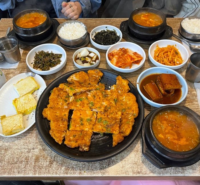 We can't forget the delicious traditional Korean food that Korea offers. In this photo we ordered a kimchi pancake (김치전) and kimchi stew (김치찌개) and a local mom-and-pop restaurant.