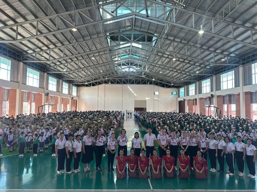 School students welcoming foreign teachers. 