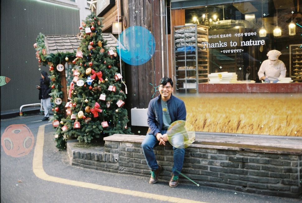 Sitting in front of the famous Sungsimdang bakery on Hoasca Space Invaders 200 film.