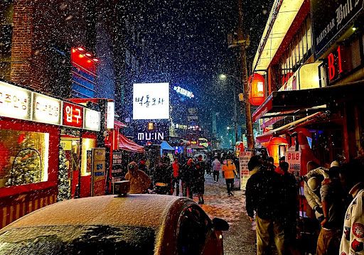 Snowing at Hongdae's clubbing street 