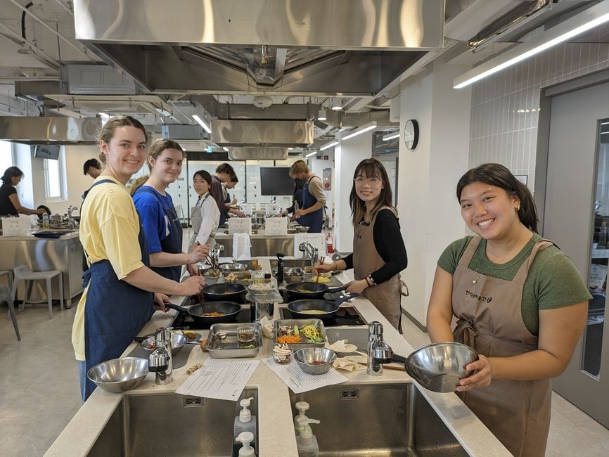 CIEE students cook bibimbap (mixed rice) at a local cooking school