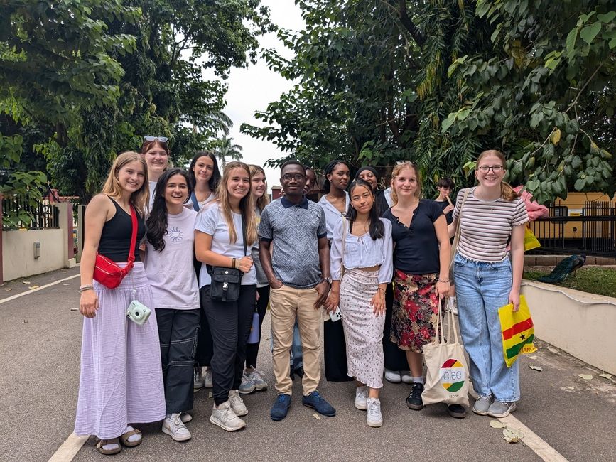 A big group photo with Joseph, coordinator of the HSSA program at CIEE Legon