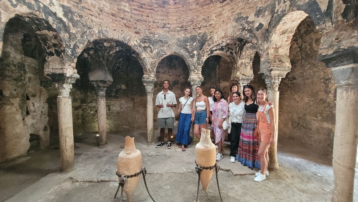 111728_study-abroad_palma-de-mallorca_summer_field-study-tour-to-arab-baths-with-college-students-in-palma-de-mallorca.jpg