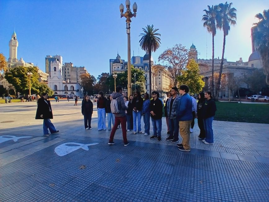 Excursion through Plaza de Mayo