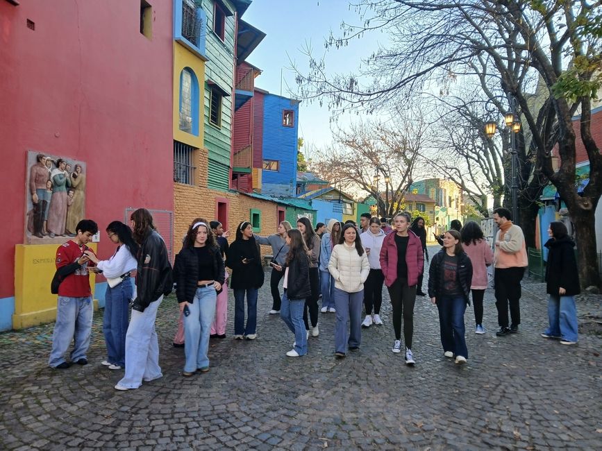 Students exploring the neighborhood "La Boca"