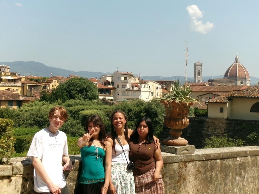 HSSA students in front of the Florence skyline