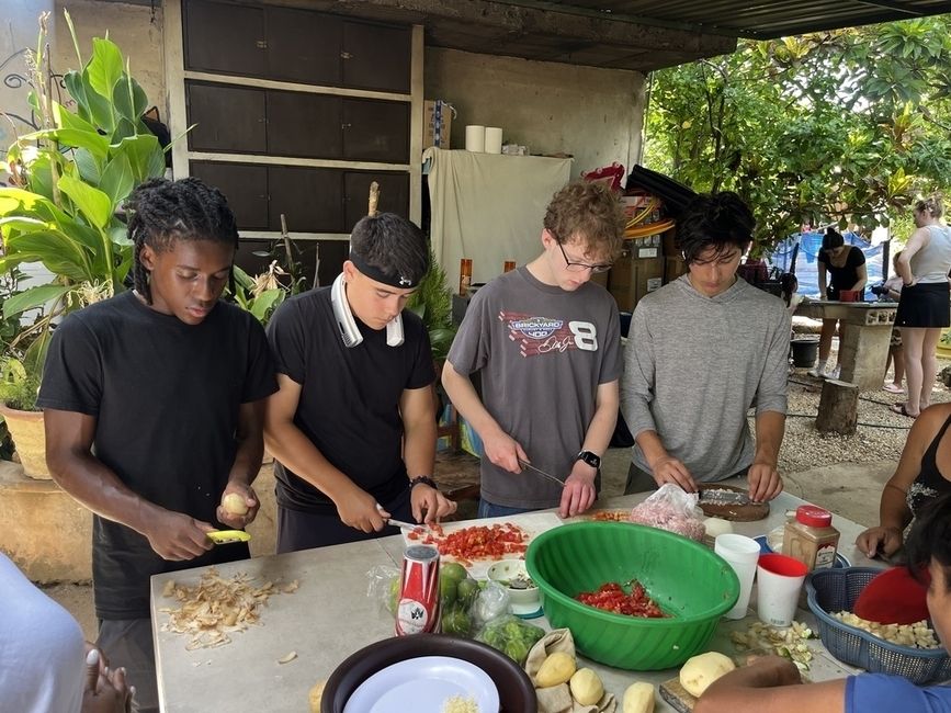 Students help to chop vegetables while volunteering at Zarigüeyas