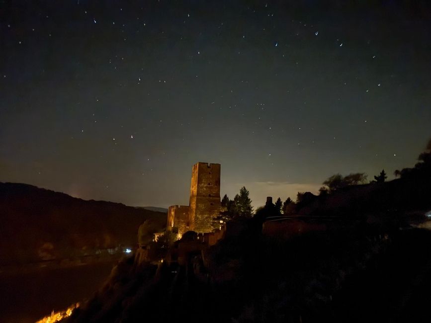 a view of the castle Burg Gutenfels at night with the stars