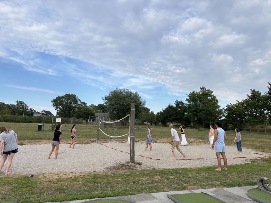 Students play sand vollbeyball