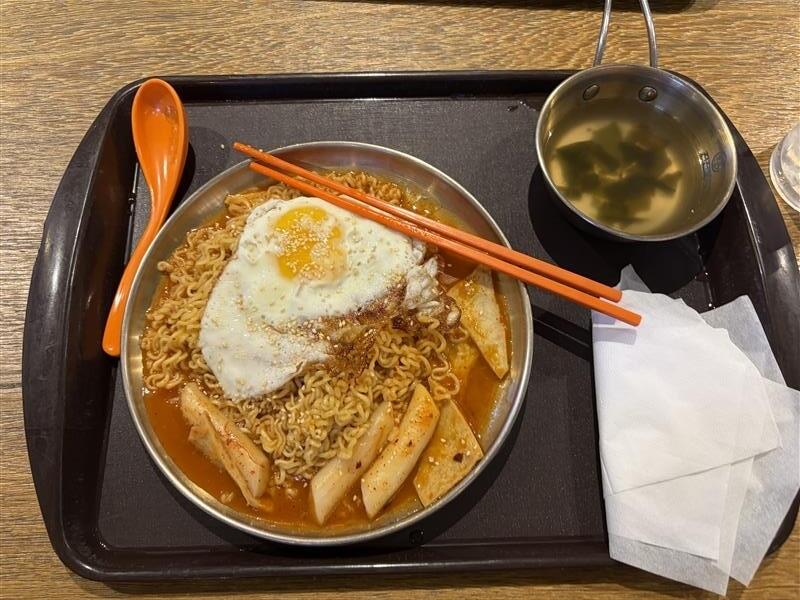 Tteokbokki ramen & seaweed soup 