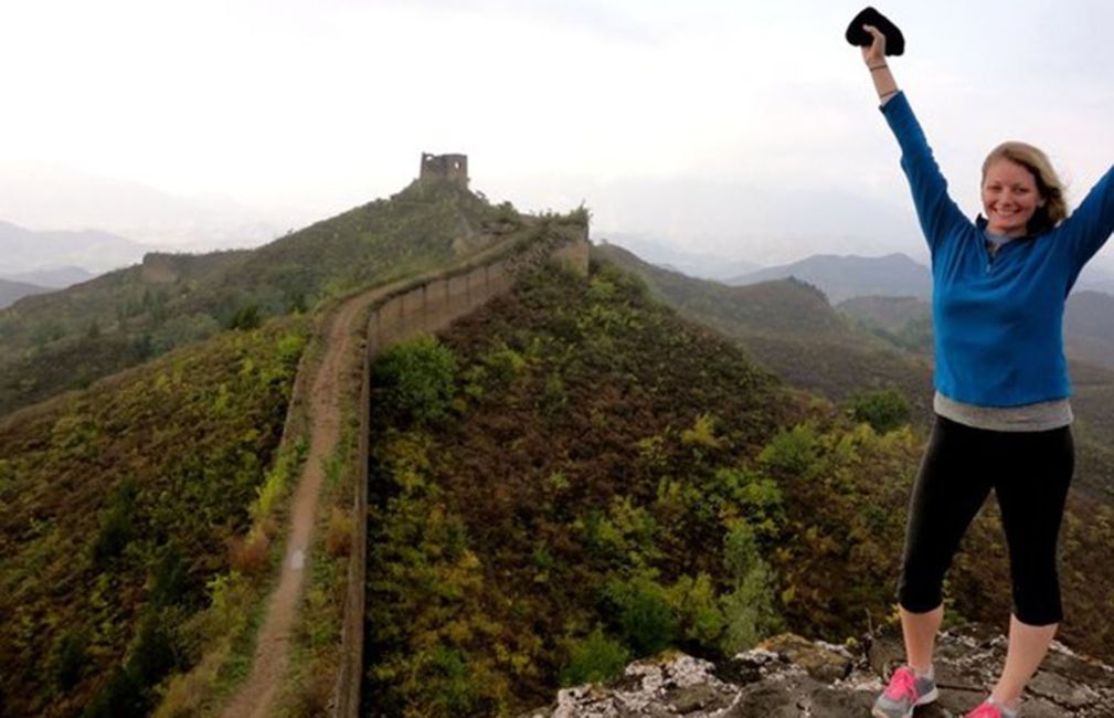 student smiling on great wall of china beijing