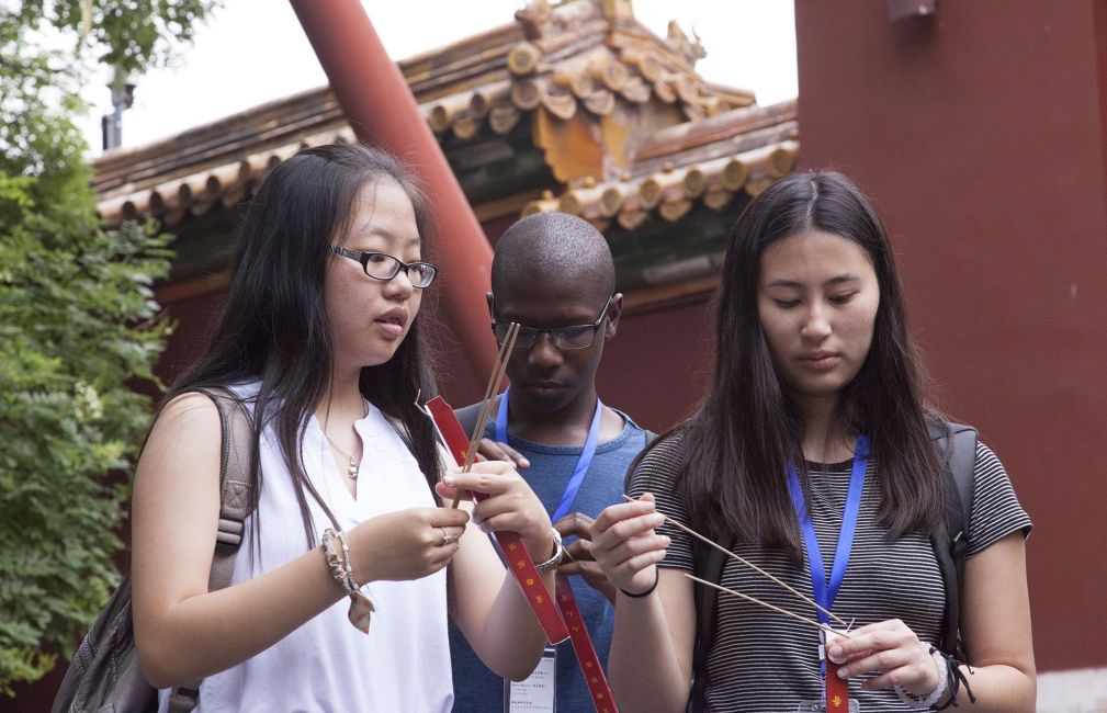 study abroad students do ritual in beijing