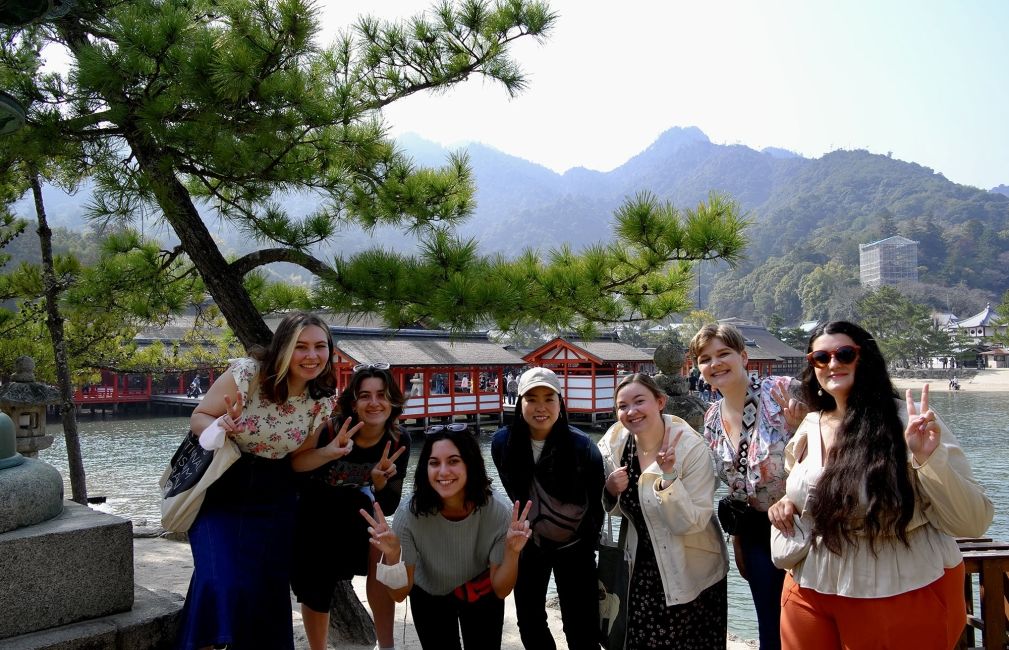 miyajima temple girls group picture