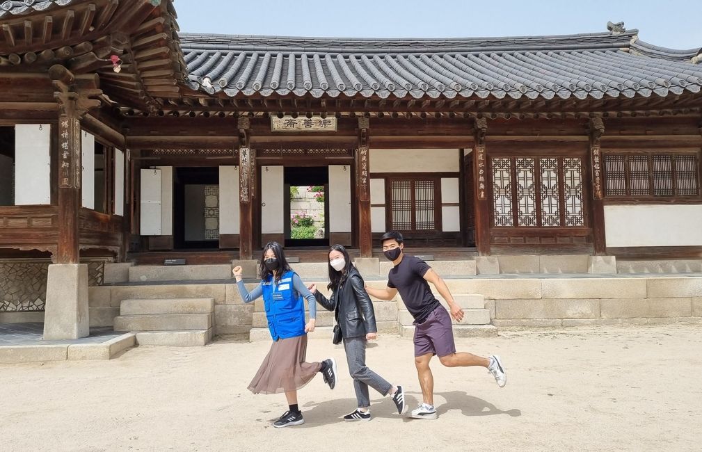 funny pose at kyoto palace