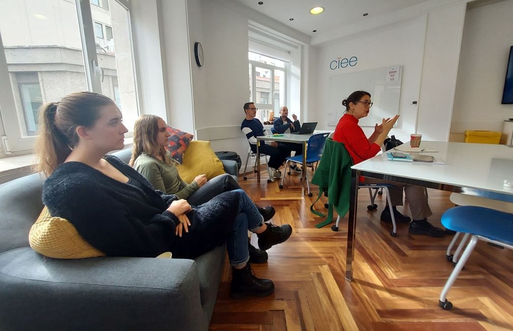 madrid interns in classroom