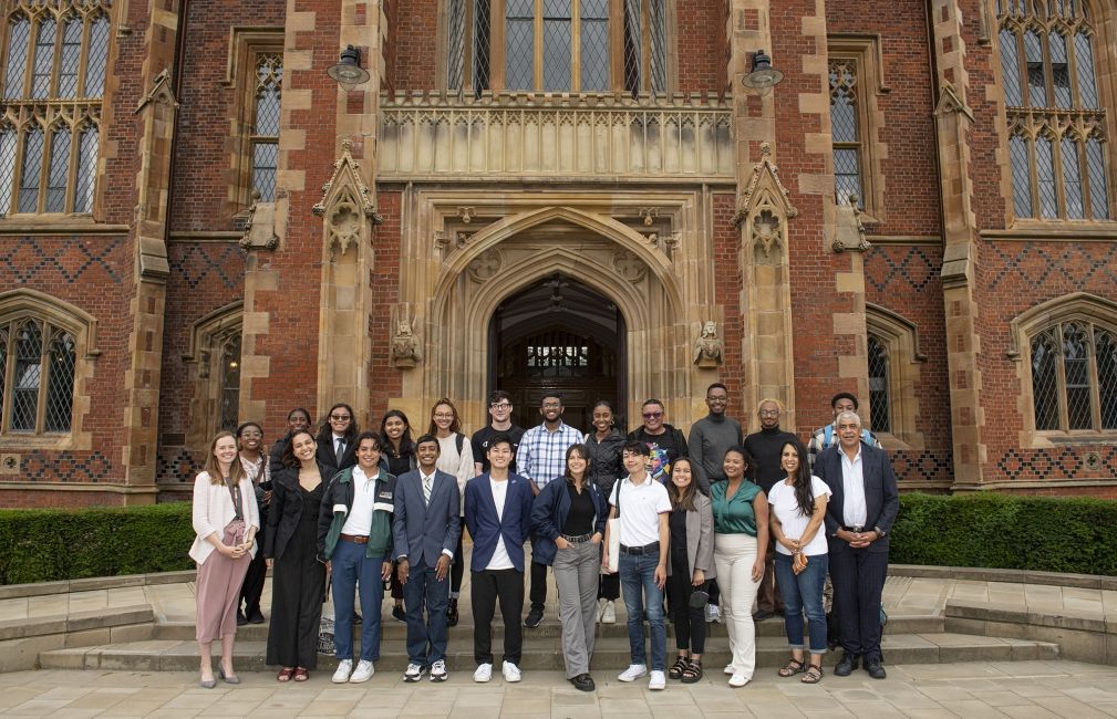 university student group photo abroad fdgf